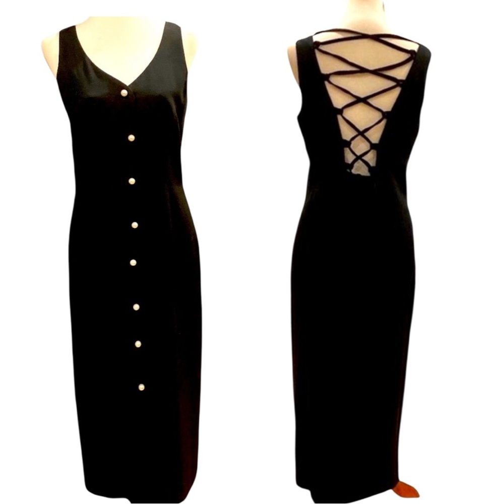 Chic Black Maxi Dress with Flowing Silhouette and Sleeveless Design